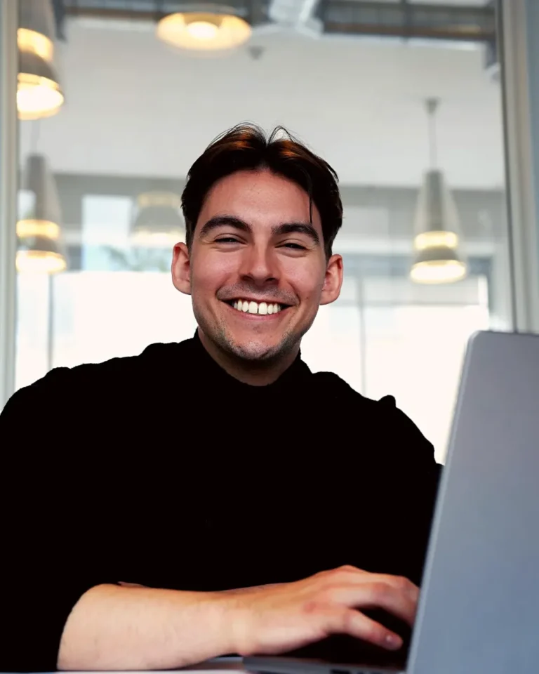Nikolai der smiler på Seneca's kontor.